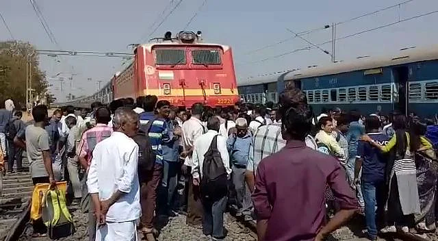 கால தாமதமாக வந்த பயணிகள் ரயில்..! போராட்டத்தில் குதித்த பொதுமக்கள்