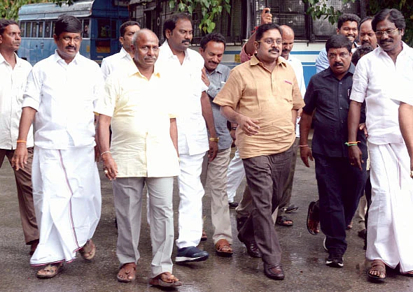 “நான் என்ன தப்பு செய்தேன்னு சின்னம்மா கேட்டாங்க!”