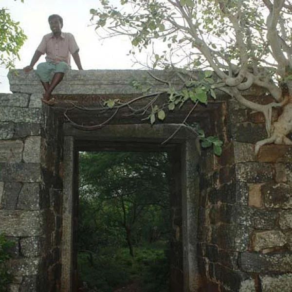 "கடவூர் ஜமீனின் ஆளுகையில் இருந்த மலையைப் பற்றி யாருக்குத் தெரியும்?" - ஒரு மலையேறும் கரூர்க்காரரின் கதை!
