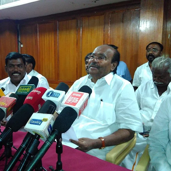 ஜெயலலிதா படத்தால் சட்டப் பேரவையின் புனிதம் கெட்டுவிட்டது' -ராமதாஸ் காட்டம்