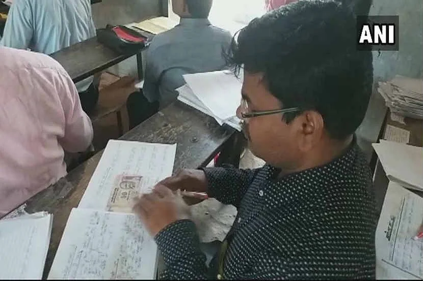`ஐ லவ் மை பூஜா..!' - தேர்வுத்தாளை திருத்திய ஆசிரியரை அதிரவைத்த மாணவன்