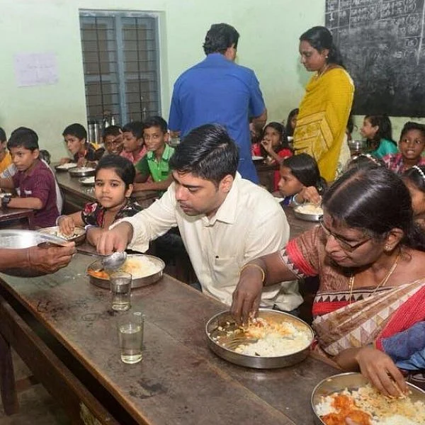 `உங்களது செயல் மற்றவர்களுக்கு எடுத்துக்காட்டு' - ஆலப்புழா கலெக்டருக்கு குவியும் பாராட்டு!