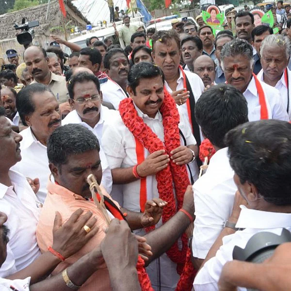 குக்கர் சின்னத்துடன் தினகரன், தொப்பி சின்னத்துடன் ரமேஷ், முதல்வர், துணமுதல்வர் பிரசாரம், விஷால் விளக்கம்... கலகலத்த ஆர்.கே.நகர்
