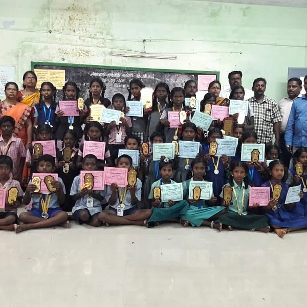 தேசிய அறிவியல் தினம் - பரிசுகளை வென்ற போகலூர் அரசுப் பள்ளி மாணவ மாணவிகள்