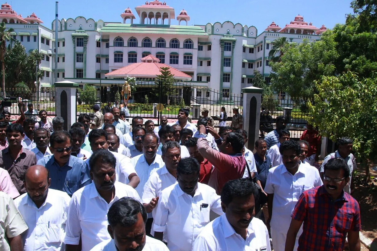 அரசு ஊழியர்களுக்குச் சம்பளம் பிடிக்கக் கூடாது; உயர் நீதிமன்றம் உத்தரவு