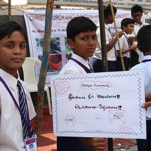 சென்னை அண்ணா சாலையில் பள்ளி மாணவர்கள் டெங்கு குறித்த விழிப்பு உணர்வு பிரசாரம்... படங்கள் - பிரியங்கா.ப
