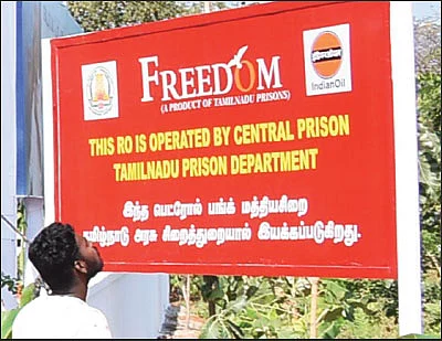 “வாங்க சார்... வணக்கம், ஜீரோ பார்த்துக்கோங்க!” - கைதிகள் நடத்தும் பெட்ரோல் நிலையங்கள்...