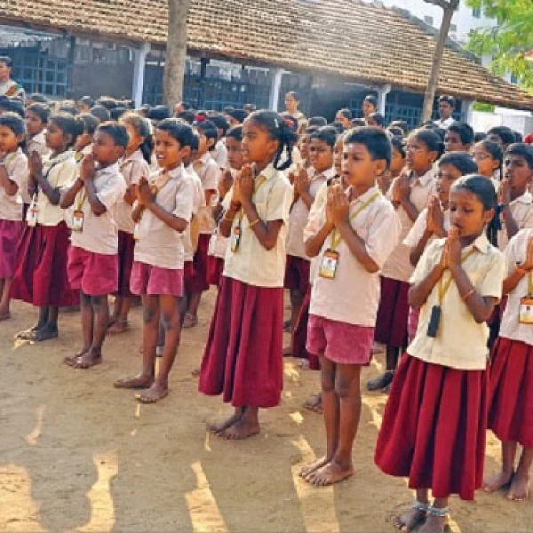 அரசுப் பள்ளிகளை தனியார் நிறுவனங்கள் தத்தெடுக்கலாம்! அரசின் அறிவிப்புக்கு உங்கள் கருத்து என்ன? #VikatanSurvey