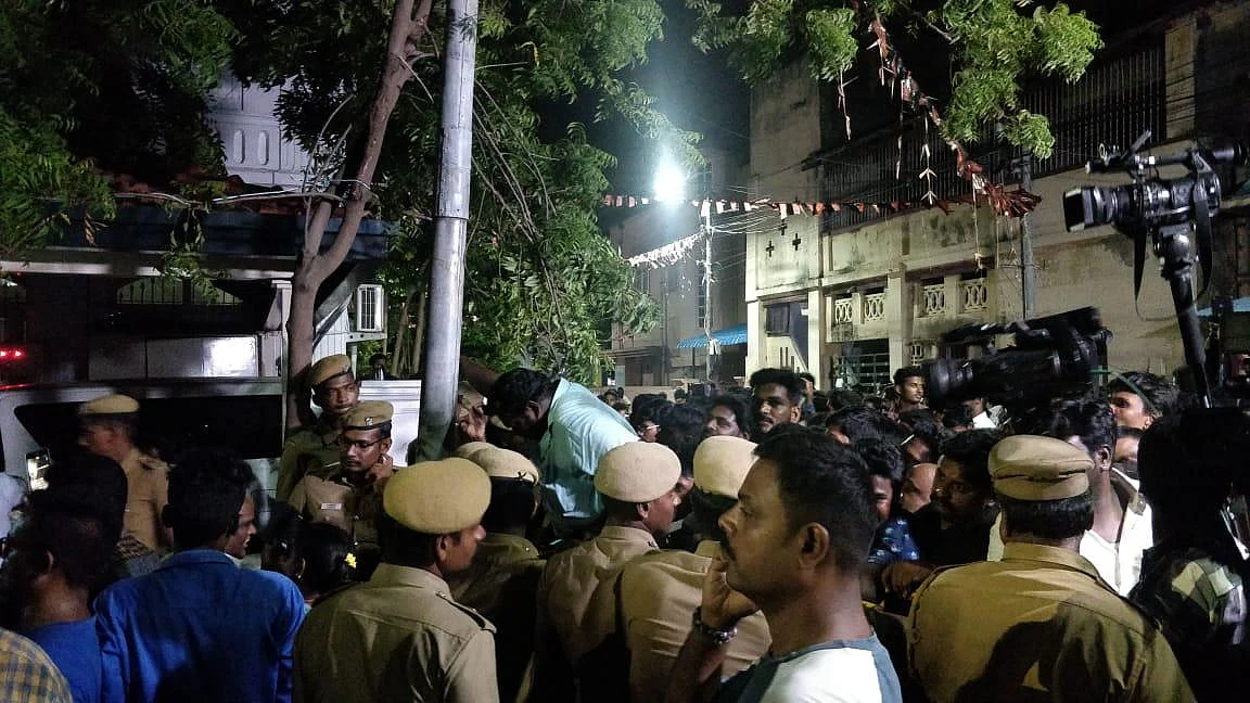 மருத்துவமனைக்கு அழைத்து செல்லப்படும் கருணாநிதி: ஆம்புலன்ஸ் வருகை! #Karunanidhi