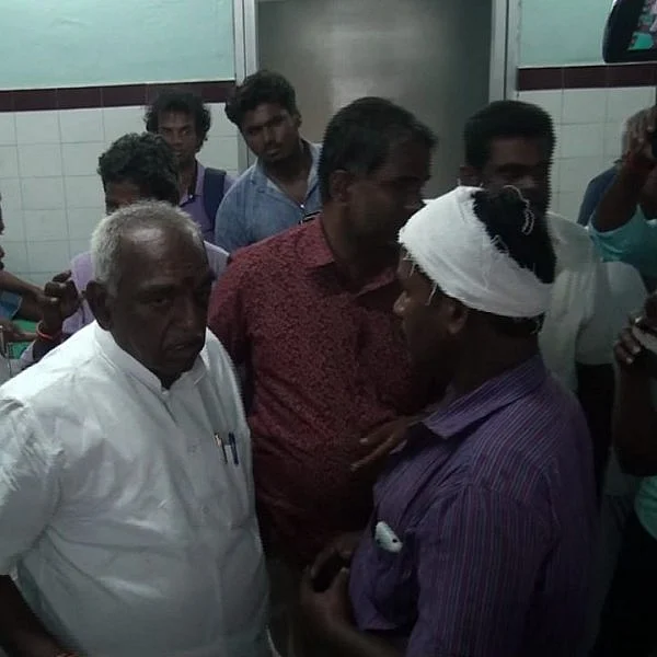 கன்னியாகுமரி அருகே கத்தி, கம்புகளுடன் மோதிக்கொண்ட அரசியல் கட்சியினர்! - பா.ஜ.க-வினருக்கு கத்திக் குத்து