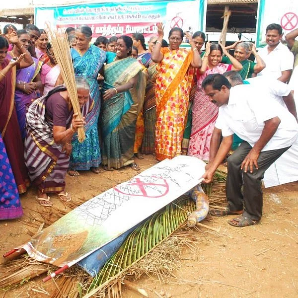 `எங்களை புதைத்துவிட்டு மின்கோபுரங்கள் அமையுங்கள்’- கொதிக்கும் விவசாயிகள்