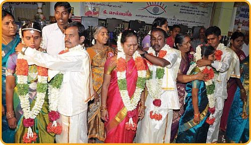 விழிகளிலே ஏற்றிய ஒளி விளக்கு !