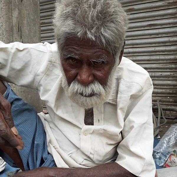 `யாரிடமும் கையேந்தாமல் கடைசிவரை உழைத்துக்கொண்டே இருப்பேன்!' - 90 வயதிலும் செருப்புத் தைக்கும் தொழிலாளி