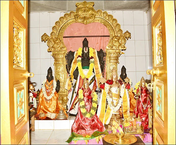 சிரிக்கும் பெருமாள்... வியர்க்கும் திருமுகம்!