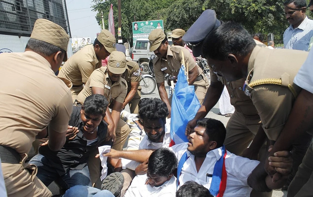 தமிழிசையை வன்கொடுமை சட்டத்தில் கைது செய்ய வி.சி.க வலியுறுத்தல்!