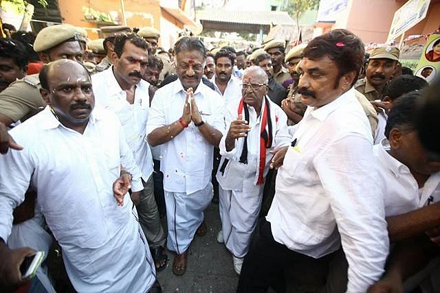 டி.டி.வி.தினகரனுக்கு எதிராகக் களமிறங்கியது, பன்னீர்செல்வம் அணி!