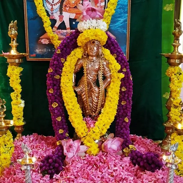 ராஜராஜ சோழனுக்கு ஐம்பொன்னில் சிலை! - அசத்திய கோவை இளைஞர்