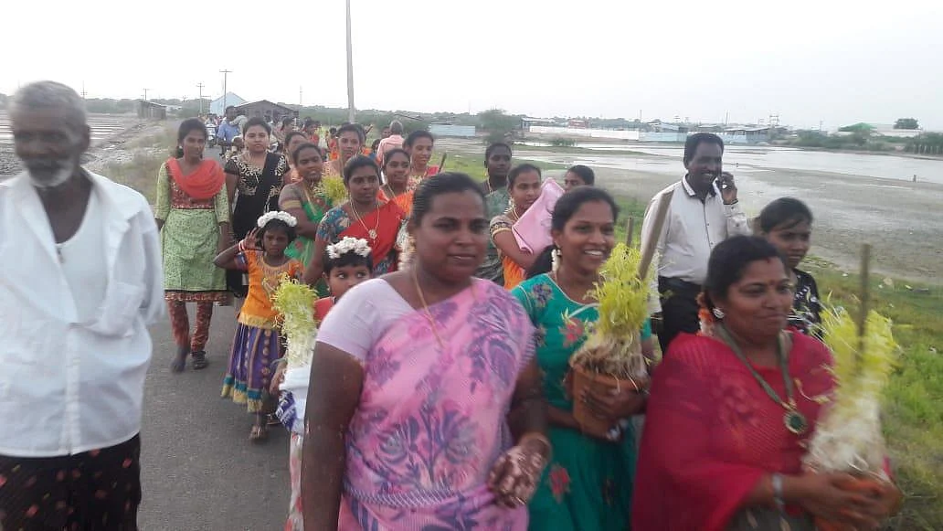 கிறிஸ்துமஸ் பண்டிகையில் முளைப்பாரி ஊர்வலம்! மத நல்லிணக்கத்தை வலியுறுத்திய தூத்துக்குடி பெண்கள்