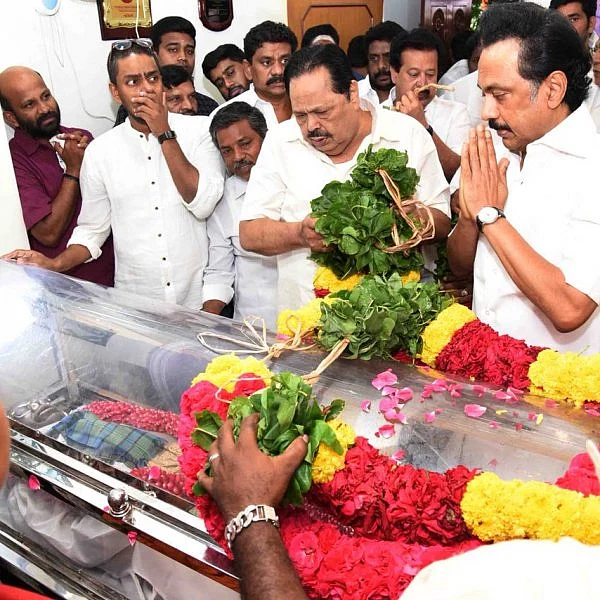 சசிகலா கணவர் நடராஜன் உடலுக்கு பல்வேறு அரசியல் கட்சித் தலைவர்கள் அஞ்சலி... தொகுப்பு