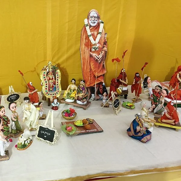 காஞ்சி முனிவரின் வாழ்க்கையைச் சித்திரிக்கும் அற்புதக் கொலு!