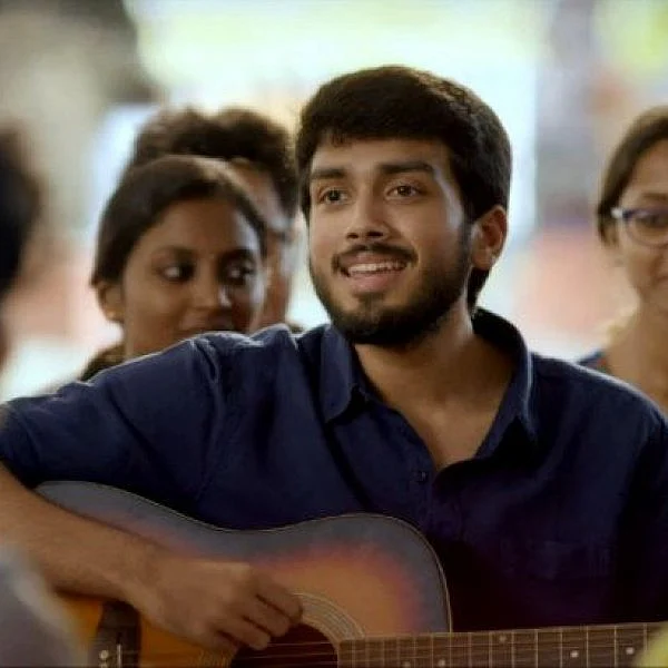 "கதை வேணாம், கல்லூரி கலாட்டாக்களைப் பார்க்கணுமா?" - 'பூமரம்' படம் எப்படி? #Poomaram