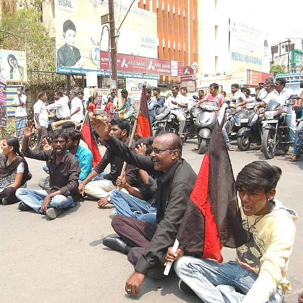 தபால் நிலையத்துக்கு பூட்டுப்போட்ட திராவிடர் கழகத்தினர்!