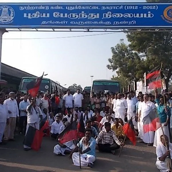 ஏற்றும்போது நூறுன்னு உயர்த்துறாங்க; குறைக்கும்போது ஒரு ரூபாயா?- மறியலில் கொந்தளித்த தி.மு.க-வினர்