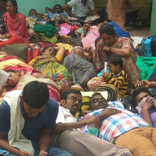``மயக்கமடைந்தேன்.. மறுபடியும் போராட்டத்தில் நின்றேன்!" ஆசிரியையின் துணிச்சல்