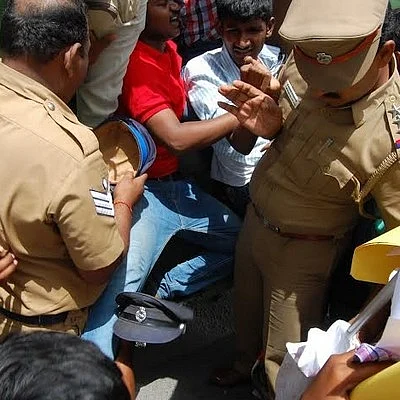கல்லூரியை மூடுவதற்கு எதிராக போராட்டம் செய்த மாணவர்கள் கைது!