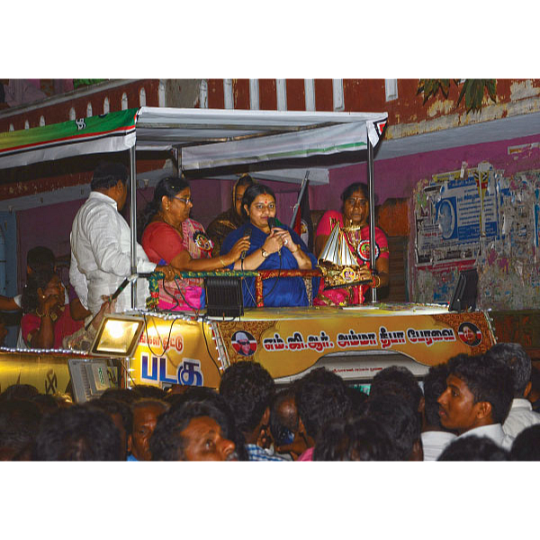 “மாடியைப் பார்த்துக் கும்பிடுங்கம்மா!” - தீபாவை வழிநடத்தும் நிர்வாகிகள்