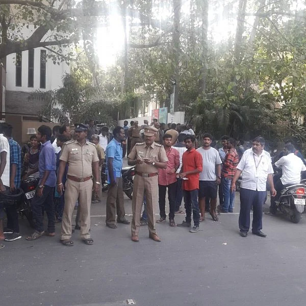 கல்லூரி வாசலில் மாணவி குத்திக்கொலை! சென்னையில் பயங்கரம்