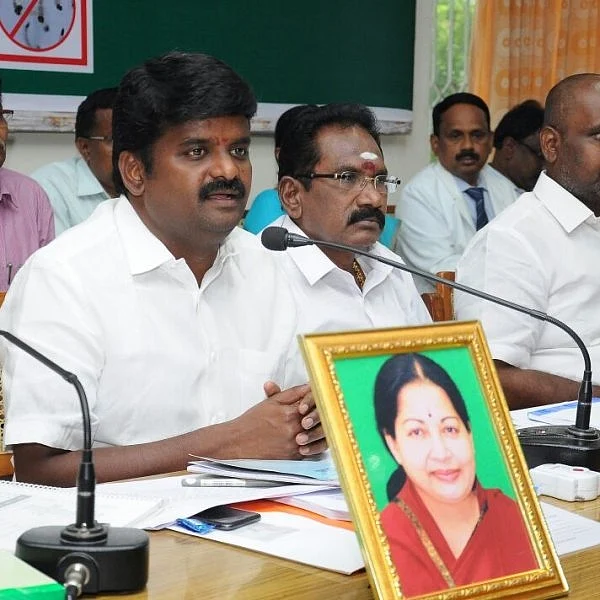 ’கொசுவைவிட வேகமாகச் செயல்படுங்கள்!’ - அதிகாரிகளிடம் கலகலத்த அமைச்சர் விஜயபாஸ்கர்