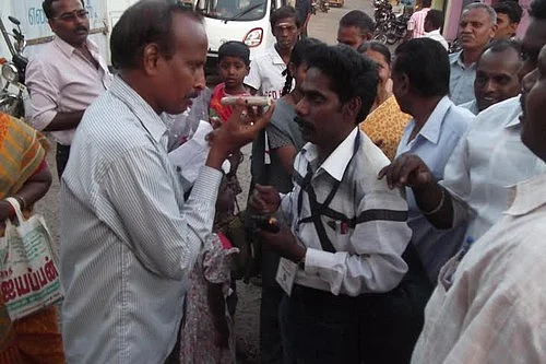 வீதிக்கு வந்த வானொலி நிலையம்!