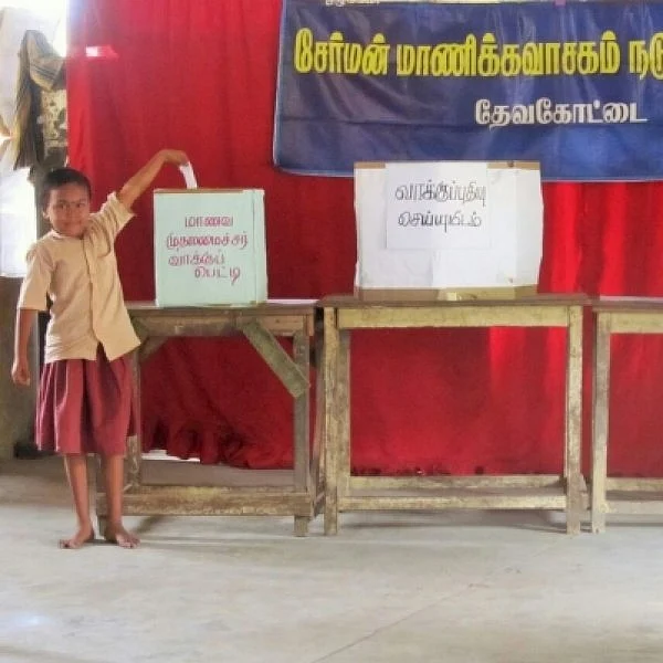 பள்ளிக்குள் மாணவச் சட்டமன்றம் அமைத்த ஆச்சர்யப் பள்ளி!