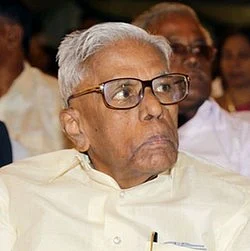 தடுமாறி விழுந்தார் ஆர்.எம்.வீரப்பன்; மருத்துவமனையில் அனுமதி!