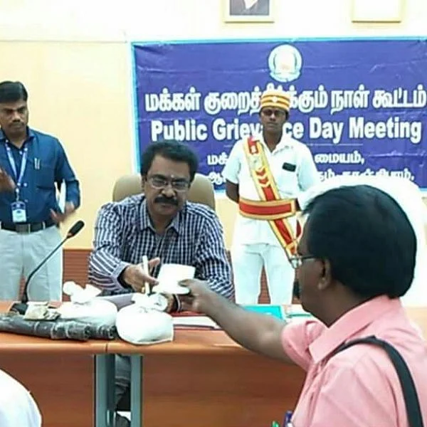 `உங்க இலவசம் எனக்கு வேண்டாம்!’- பொங்கல் பரிசை அரசுக்குத் திருப்பிய அனுப்பிய சமூக ஆர்வலர்