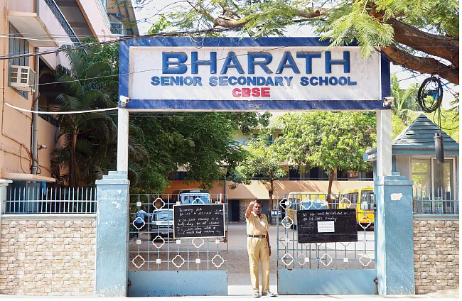 “திரும்பவும் எல்.கே.ஜி படிக்கணுமாம்!”