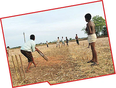 குதிகாலைத் தூக்கினால் நோ பால்... சிக்ஸ் அடிச்சா அவுட் !