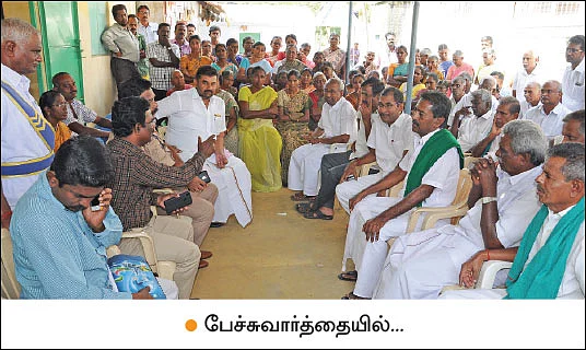 “எங்களை வெட்டுங்க... தென்னை மரங்களை வெட்டாதீங்க!”