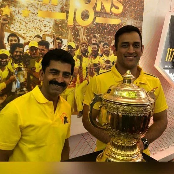 ``ஒரு ஊரையே காப்பாற்றுவார் தோனி!'' - நெகிழும் நண்பர்
