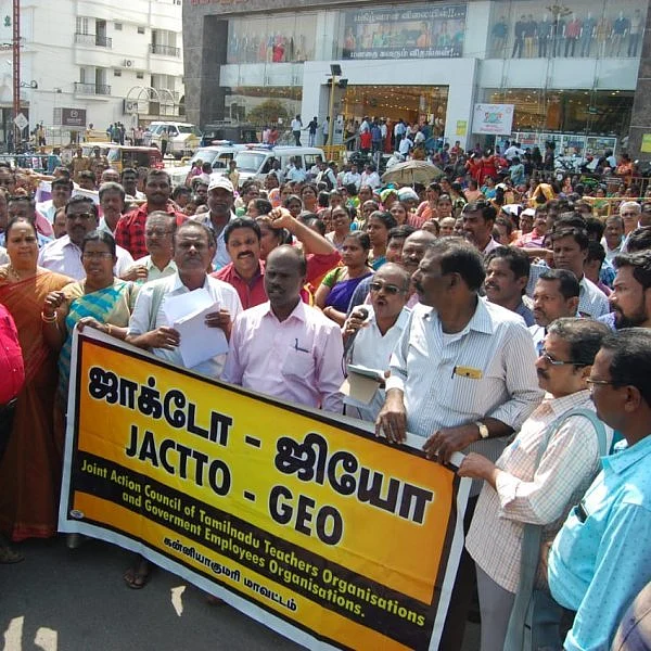 அரசு ஊழியர்கள், ஆசிரியர்களுக்கு சம்பளம் `கட்'! - தமிழக அரசு திடீர் நடவடிக்கை #JactogeoProtest