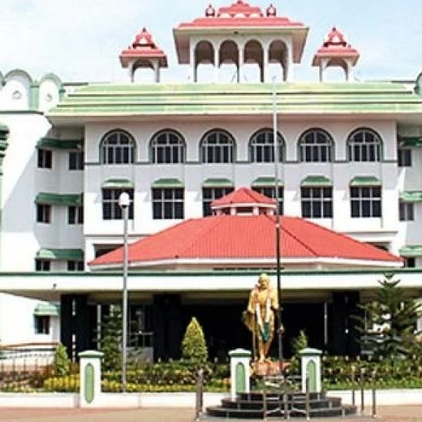 ’11-ம் வகுப்பில் பொதுத்தேர்வு வேண்டாம்’... உயர் நீதிமன்றத்தில் மனு!