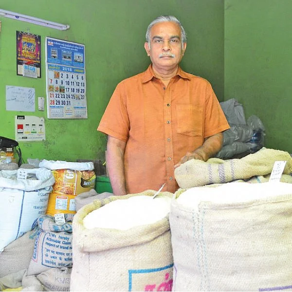 அரிசிக் கடைக்கு மாறிய பூச்சிக்கொல்லி கடைக்காரர்!
