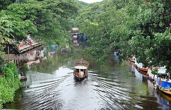 கிழக்கில் மலை... மேற்கில் கடல்... நடுவில் அம்பாஸடர்!