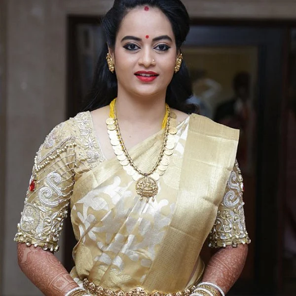 சுஜாவருணியின் திருமண ஆடைகள் இவ்வளவு ஸ்பெஷலானதா?