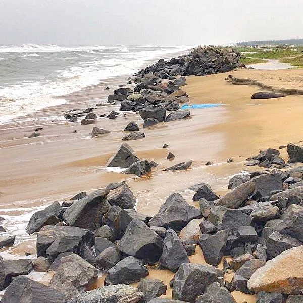 பெய்ட்டி புயல் எதிரொலி - கடலூரில் கடும் கடல் சீற்றம்
