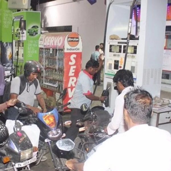 தினம் ஒரு விலை... ஞாயிற்றுக்கிழமை லீவாம்..! - பெட்ரோல் பங்க் பரபர