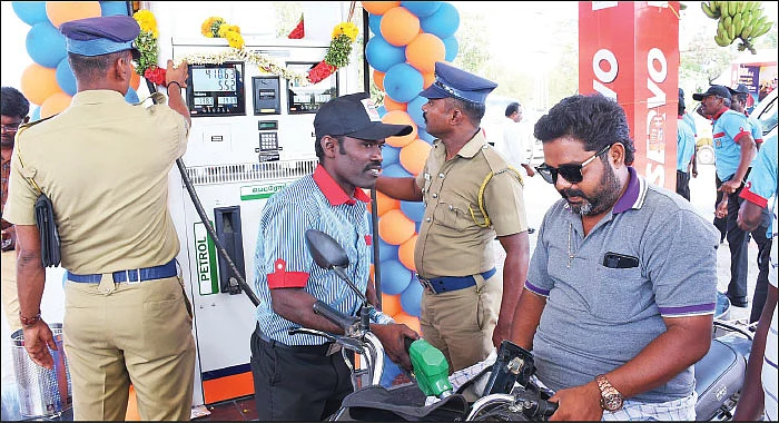 “வாங்க சார்... வணக்கம், ஜீரோ பார்த்துக்கோங்க!” - கைதிகள் நடத்தும் பெட்ரோல் நிலையங்கள்...