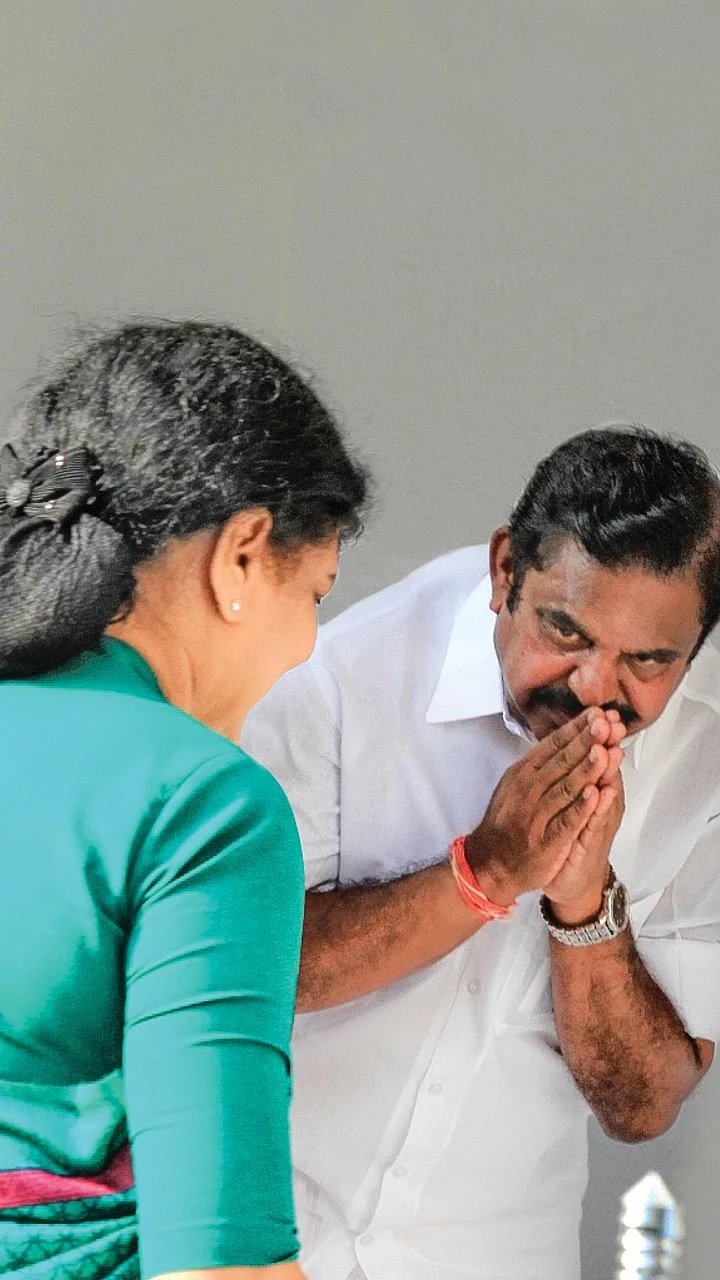 சசிகலா - எடப்பாடி பழனிசாமி