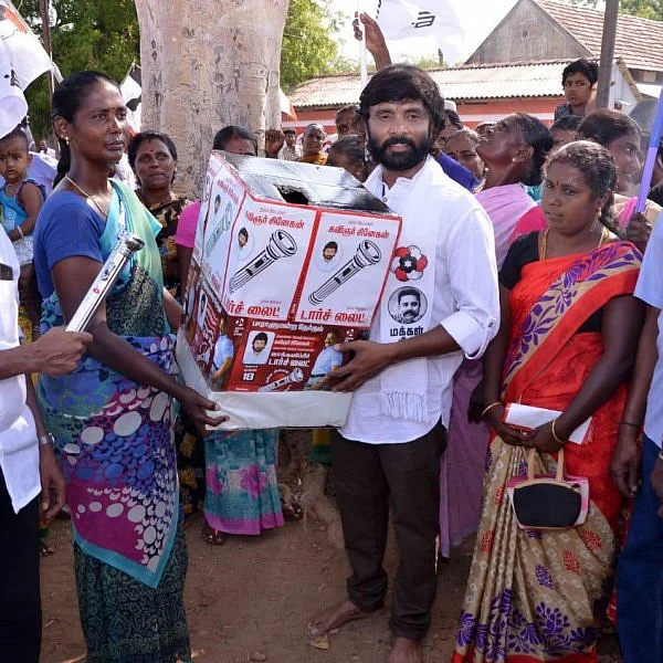 `கண்ணதாசனின் சொந்த ஊரில் பிரசாரம் தொடக்கம்; புகார் பெட்டியுடன் வாக்கு சேகரிப்பு!’ - தேர்தல் களத்தில் சினேகன்